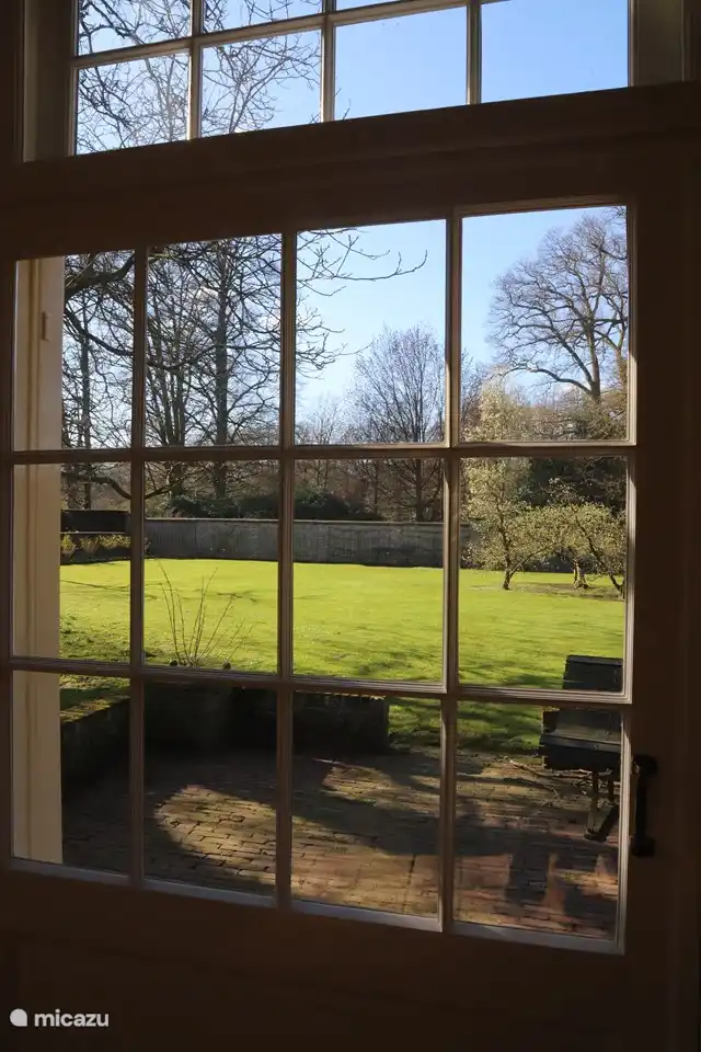 Der Garten vom Wohnzimmer aus