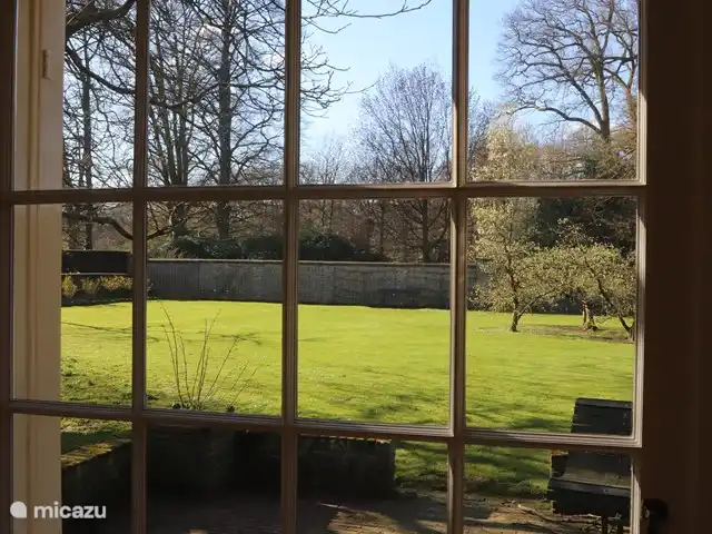 El establo de burros en Países Bajos, Güeldres, Lochem - casa vacacional El jardín desde la sala de estar