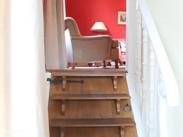 El establo de burros en Países Bajos, Güeldres, Lochem - casa vacacional Escaleras desde el comedor hasta la habitación de arriba