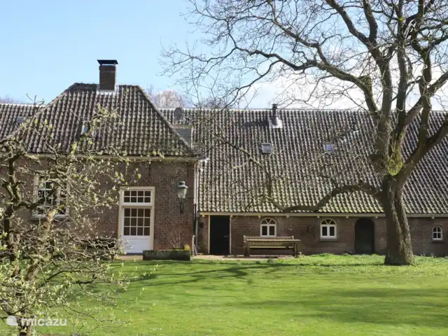 El establo de burros en Países Bajos, Güeldres, Lochem - casa vacacional Trasero con el jardín