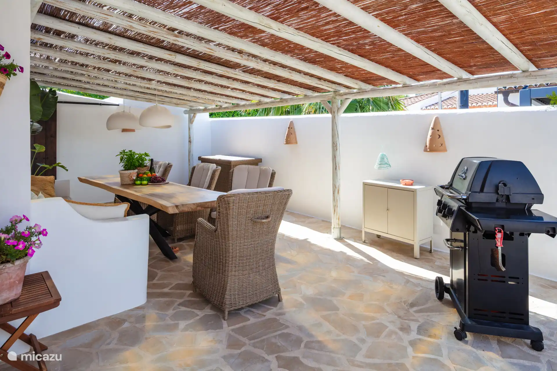 Esstisch im Freien mit (Gas-)Grill