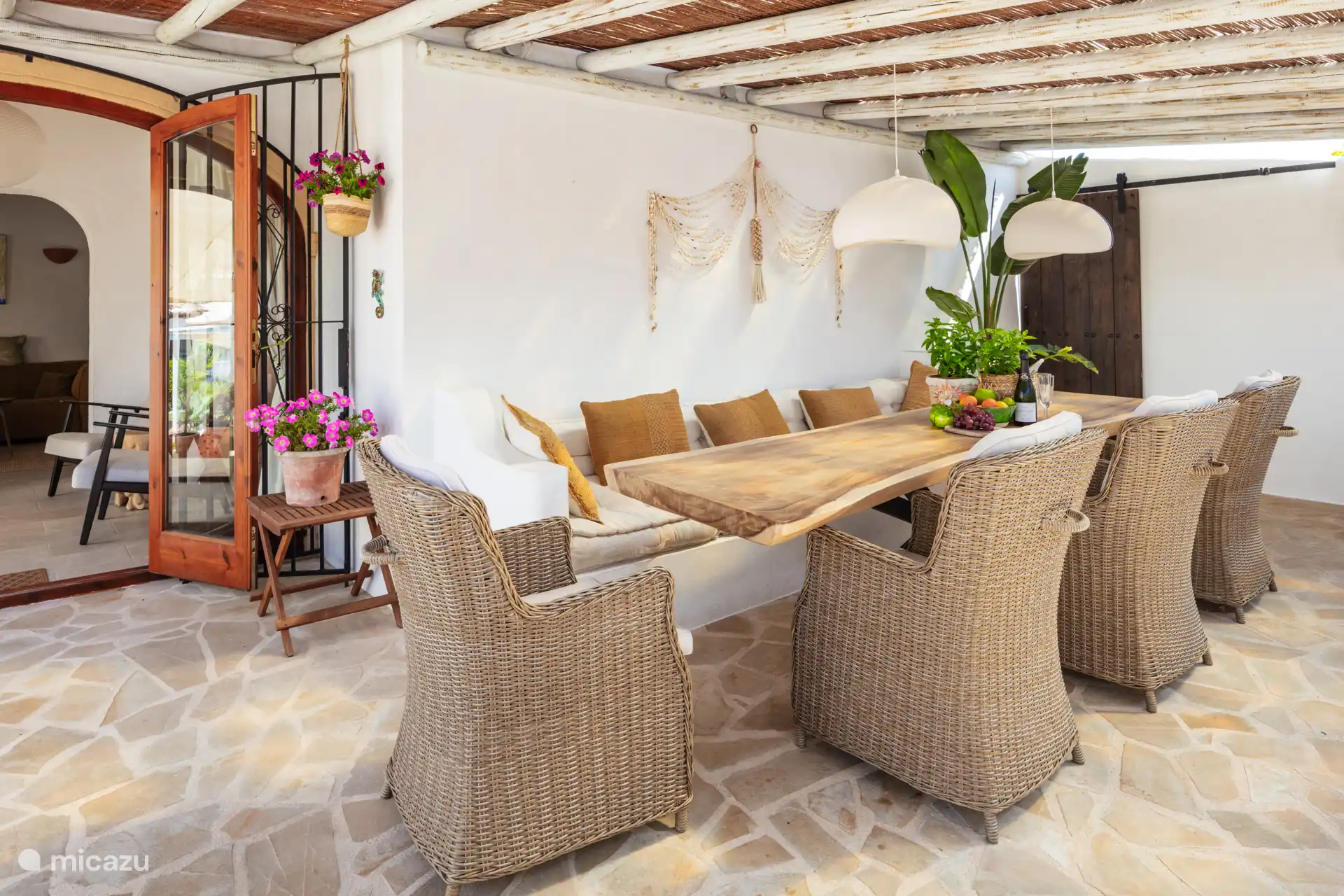 Esstisch draußen unter der Pergola