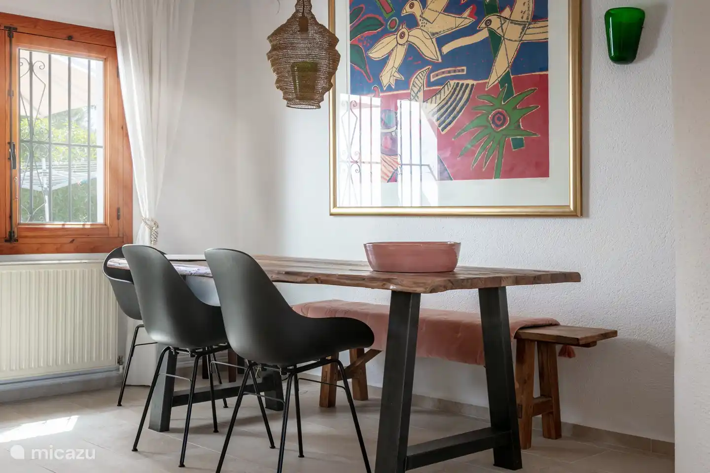 Essbereich im Inneren, angrenzend an das Wohnzimmer und die Küche. 