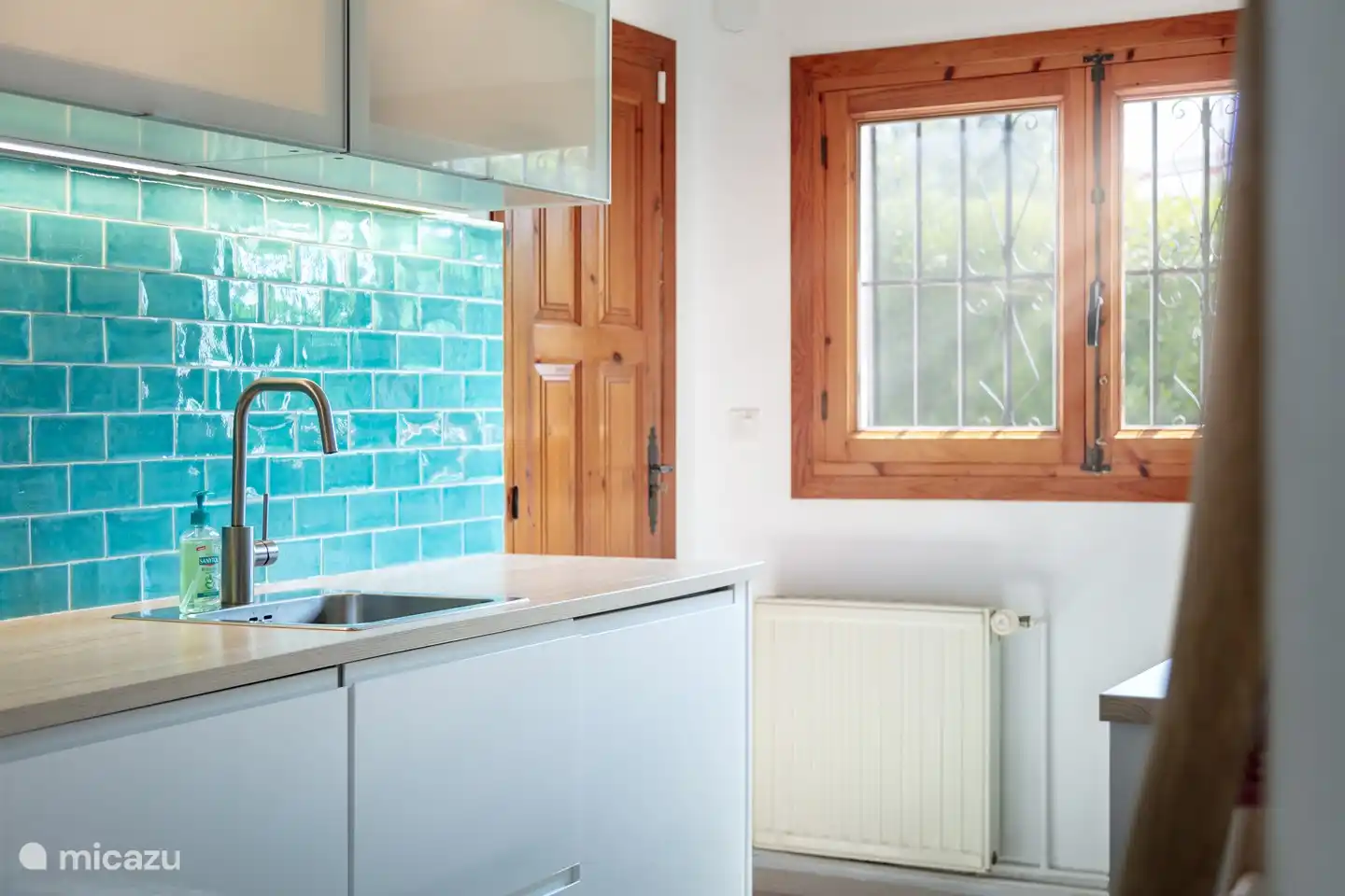 Geräumige Küche komplett ausgestattet.