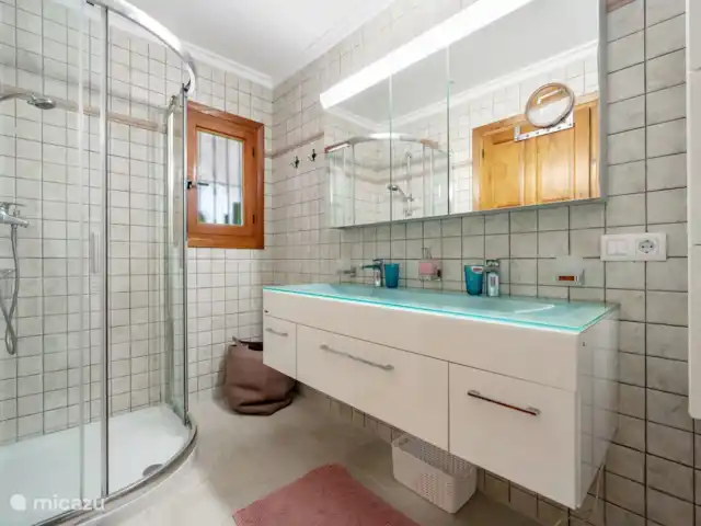 Maison de Viña | Espagne, Costa Blanca, Jávea - villa Salle de bain spacieuse avec douche et double vasque.