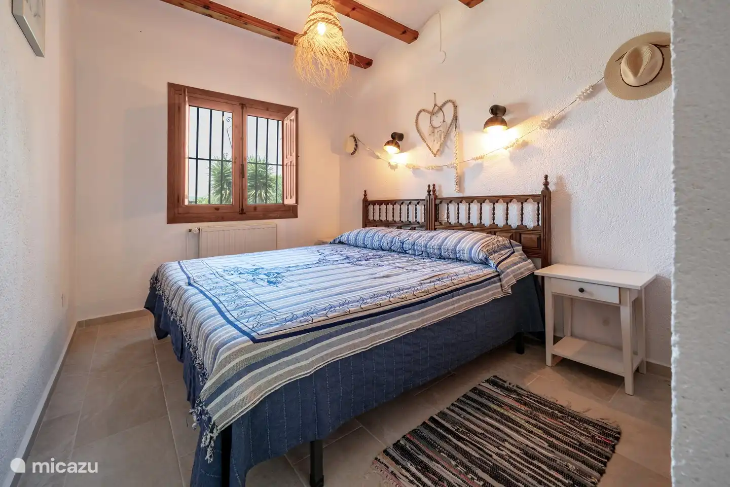 Ein zweites Schlafzimmer mit Klimaanlage und zwei Einzelbetten, die an- oder abgeschoben werden können.