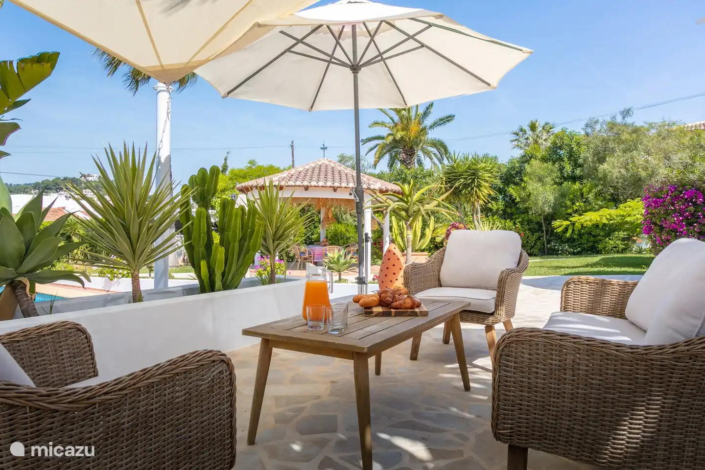 Sitzgelegenheiten draußen auf der Terrasse