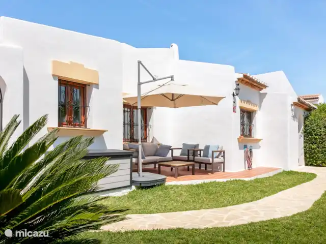 Maison de Viña | Espagne, Costa Blanca, Jávea - villa Un coin salon calme derrière la maison où vous pourrez profiter d’un peu d’ombre sous le parasol.