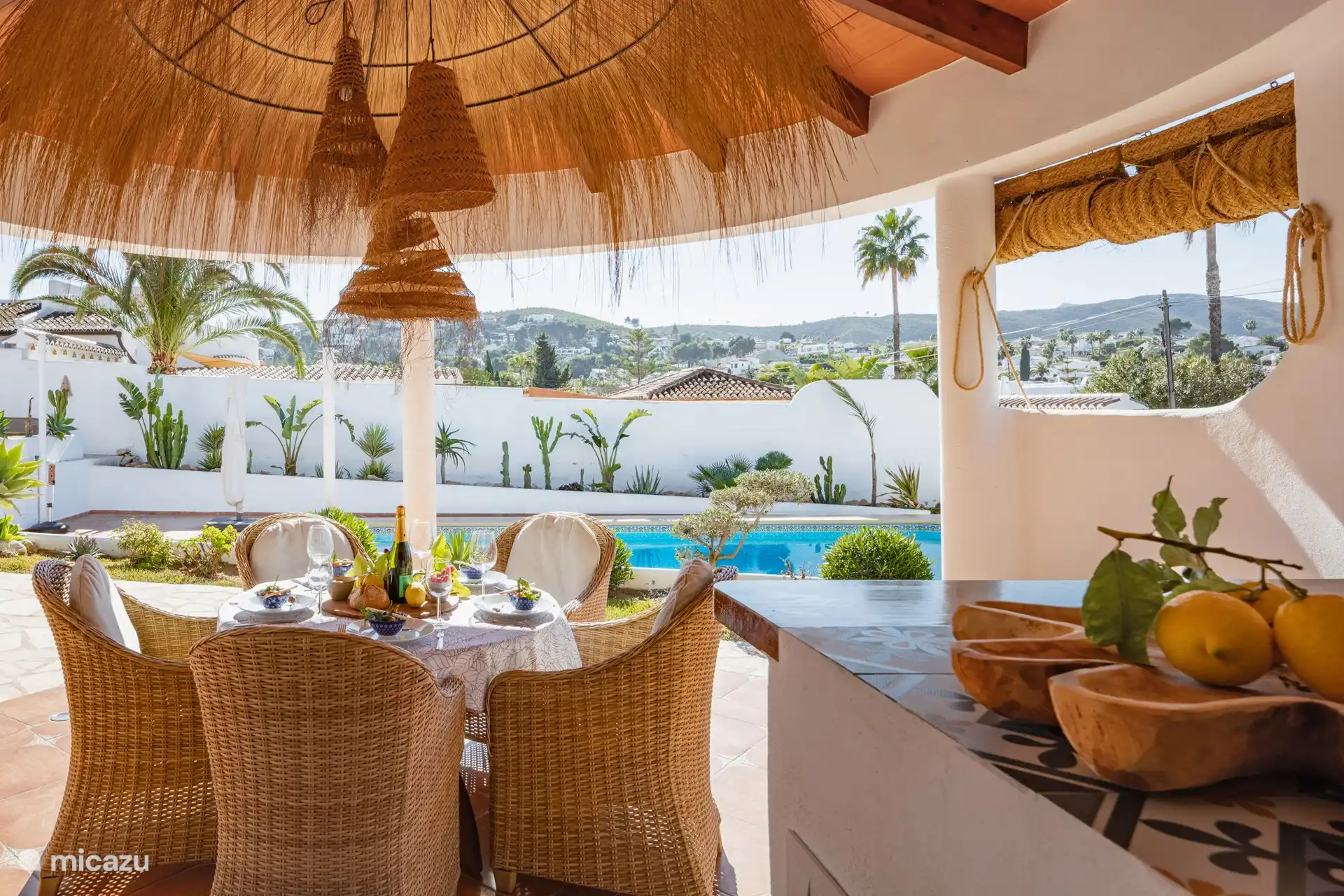 Esstisch mit Liegestühlen in der Außenküche