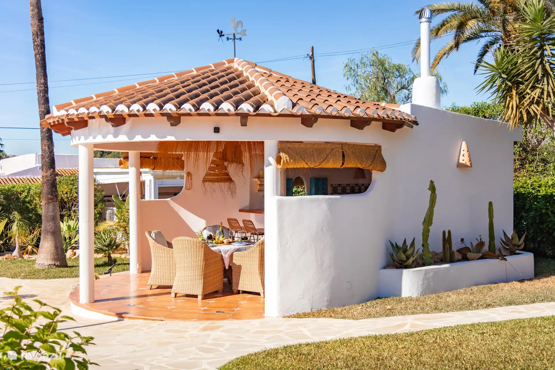 Außenküche @ Casa de Viña mit Esstisch, Bar, Kühlschrank, Grill und Pizzaofen 