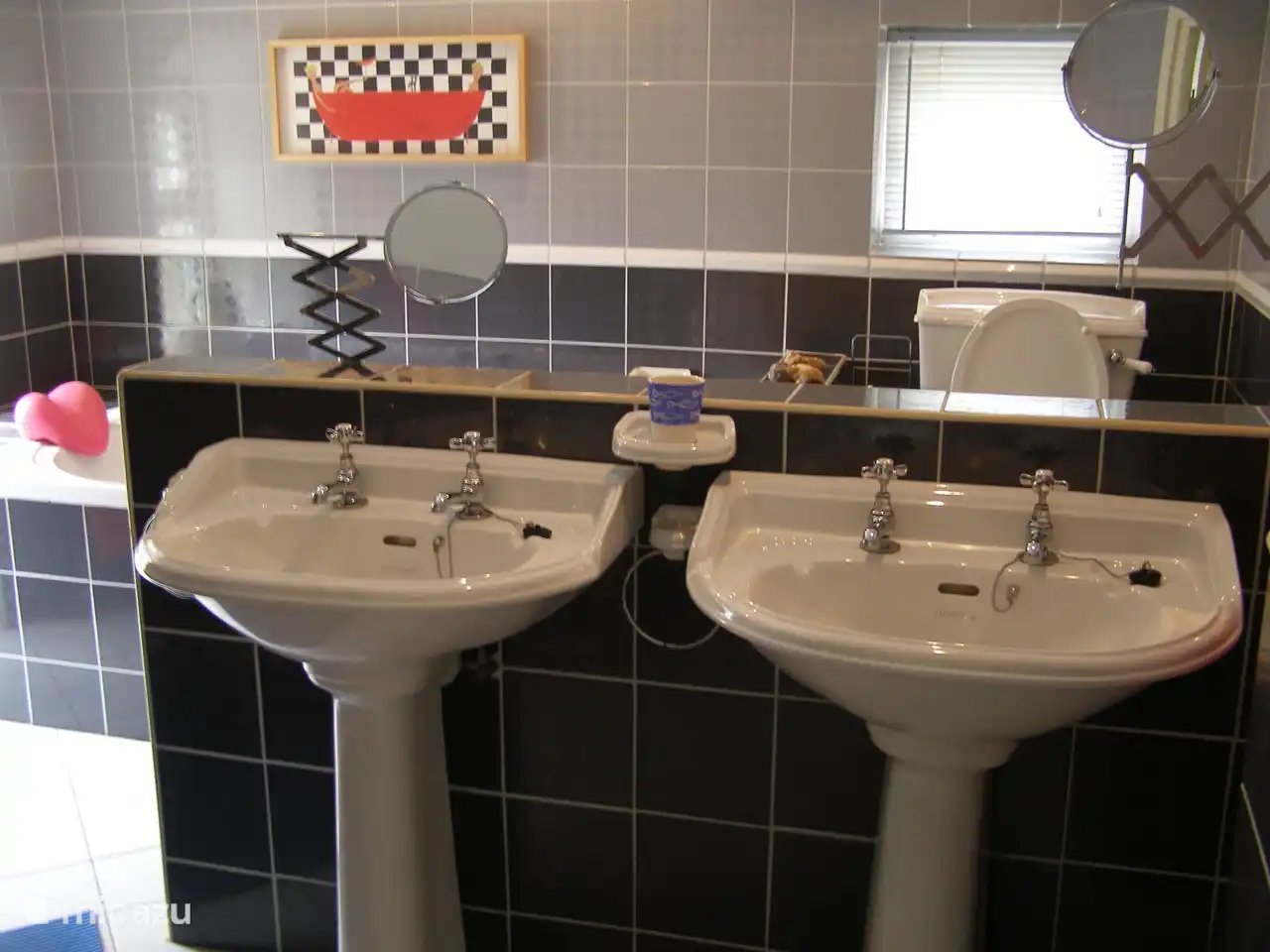 Badezimmer mit Badewanne, Dusche und Dampfkabine