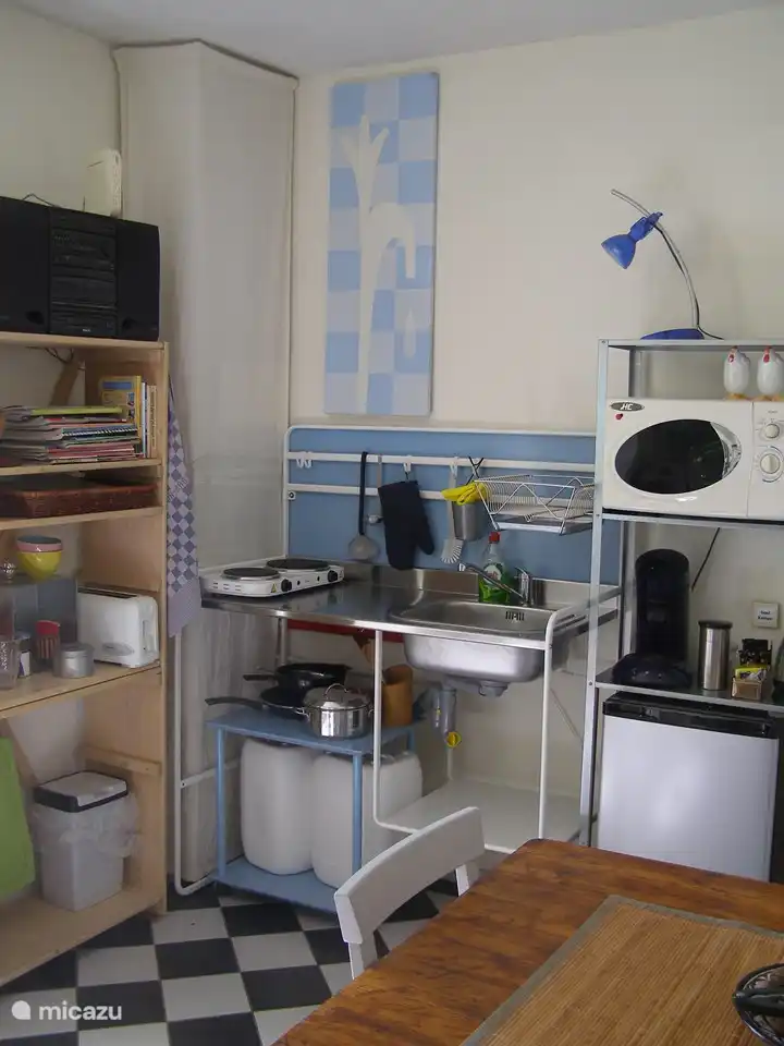 Kochnische mit 2-Flammen-Elektroherd, Kühlschrank, Mikrowelle, Senseo, Wasserkocher, Toaster