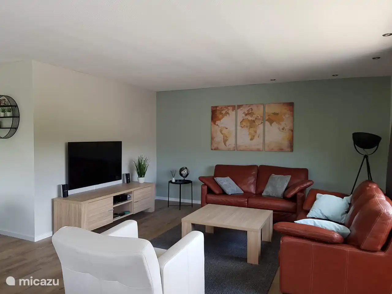 Sala de estar con TV grande, canales por satélite, Netflix y la posibilidad de transmitir tus propios canales a través de Chromecast con tu teléfono móvil