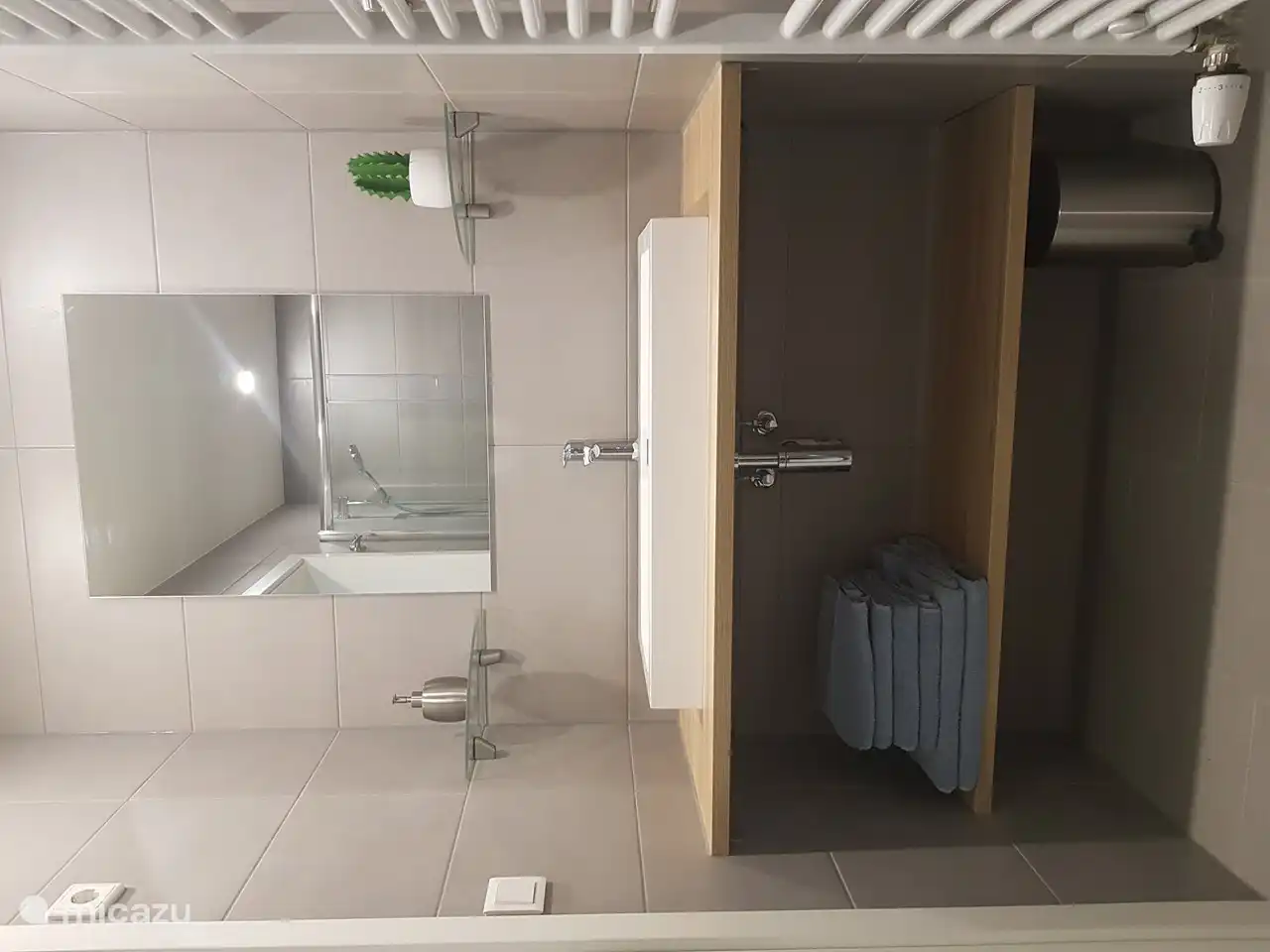 Baño pequeño con ducha grande de 120cm de ancho.