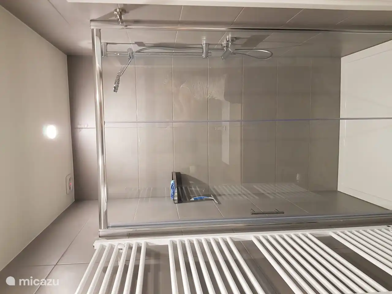 Baño pequeño con ducha grande de 120cm de ancho.