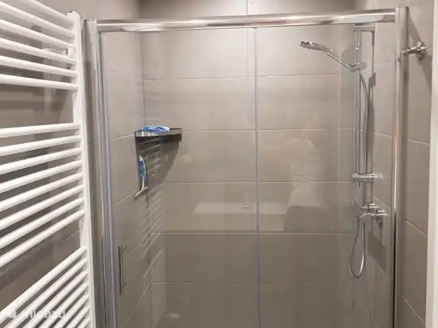 Dolce Vita Gerolstein - Dani | Allemagne, Eifel, Gerolstein - appartement Petite salle de bain avec grande douche de 120cm de large.