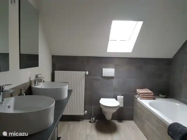 Dolce Vita Gerolstein - Dani | Allemagne, Eifel, Gerolstein - appartement Grande salle de bain avec 2 lavabos, baignoire, douche et toilette.