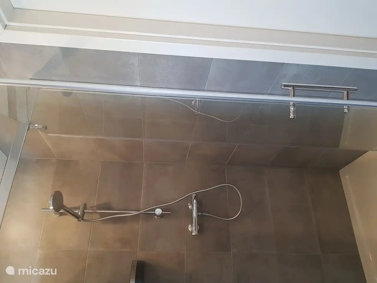 Amplio cuarto de baño con 2 lavabos, bañera, ducha y WC.