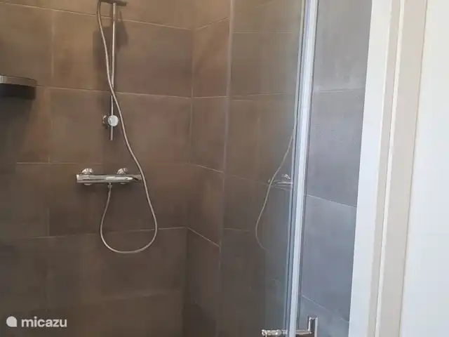 Dolce Vita Gerolstein - Dani | Allemagne, Eifel, Gerolstein - appartement Grande salle de bain avec 2 lavabos, baignoire, douche et toilette.