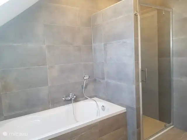 Dolce Vita Gerolstein - Dani | Allemagne, Eifel, Gerolstein - appartement Grande salle de bain avec 2 lavabos, baignoire, douche et toilette.