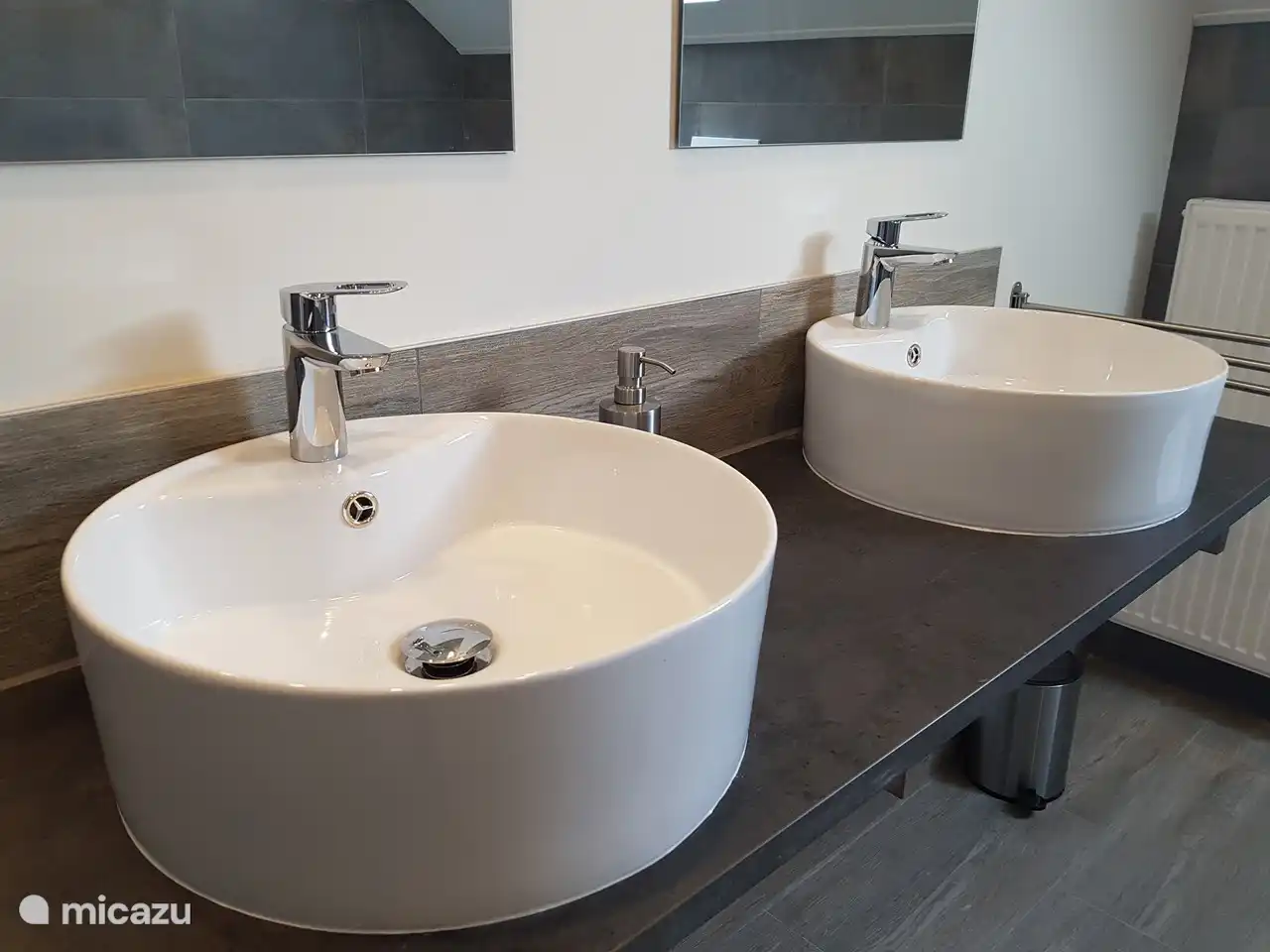 Amplio cuarto de baño con 2 lavabos, bañera, ducha y WC.