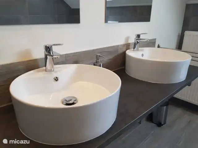 Dolce Vita Gerolstein - Dani | Allemagne, Eifel, Gerolstein - appartement Grande salle de bain avec 2 lavabos, baignoire, douche et toilette.
