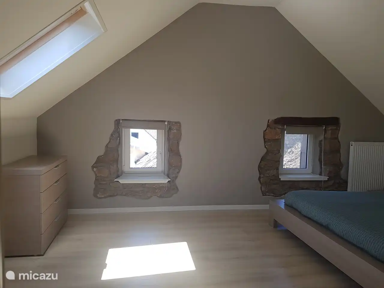 Gran dormitorio en el ático.