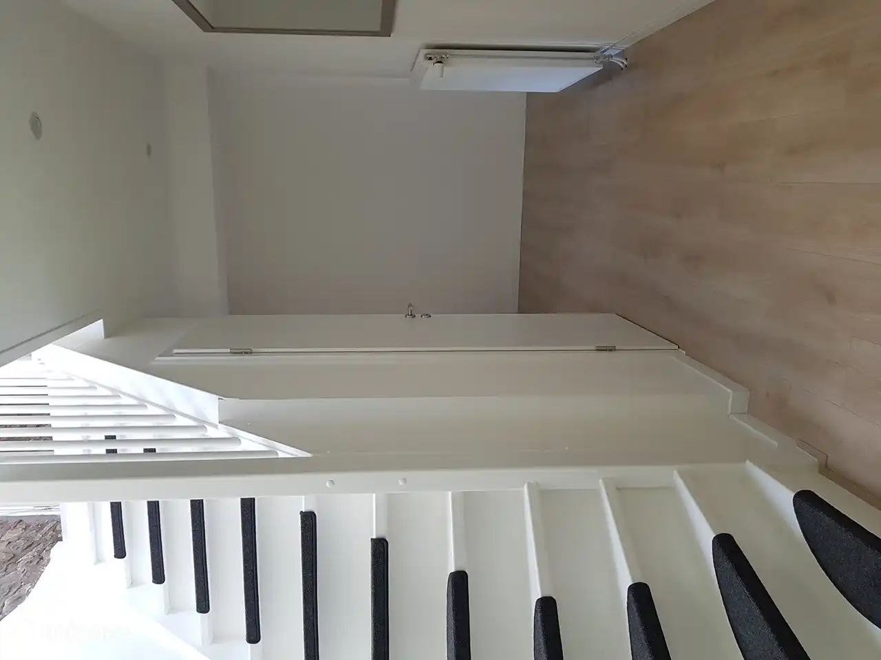 Entrando a la casa, a la izquierda las escaleras hacia el baño grande y el dormitorio del ático.