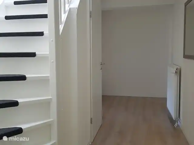 Dolce Vita Gerolstein - Dani | Allemagne, Eifel, Gerolstein - appartement En entrant dans la maison, à gauche l'escalier menant à la grande salle de bain et à la chambre mansardée.