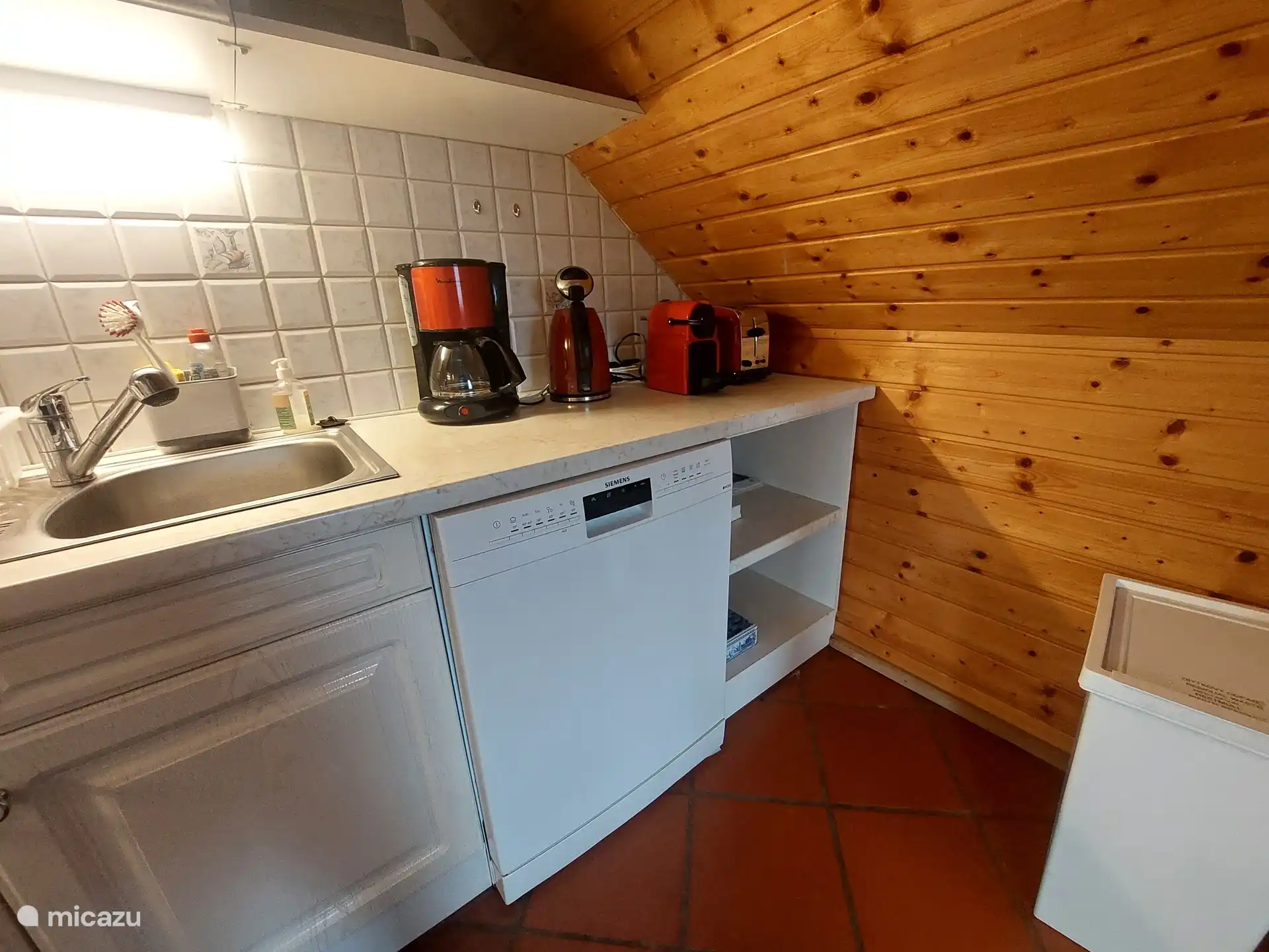 Cocina totalmente equipada con todo lo necesario para cocinar, hacer barbacoas (en el balcón) y comer y beber.