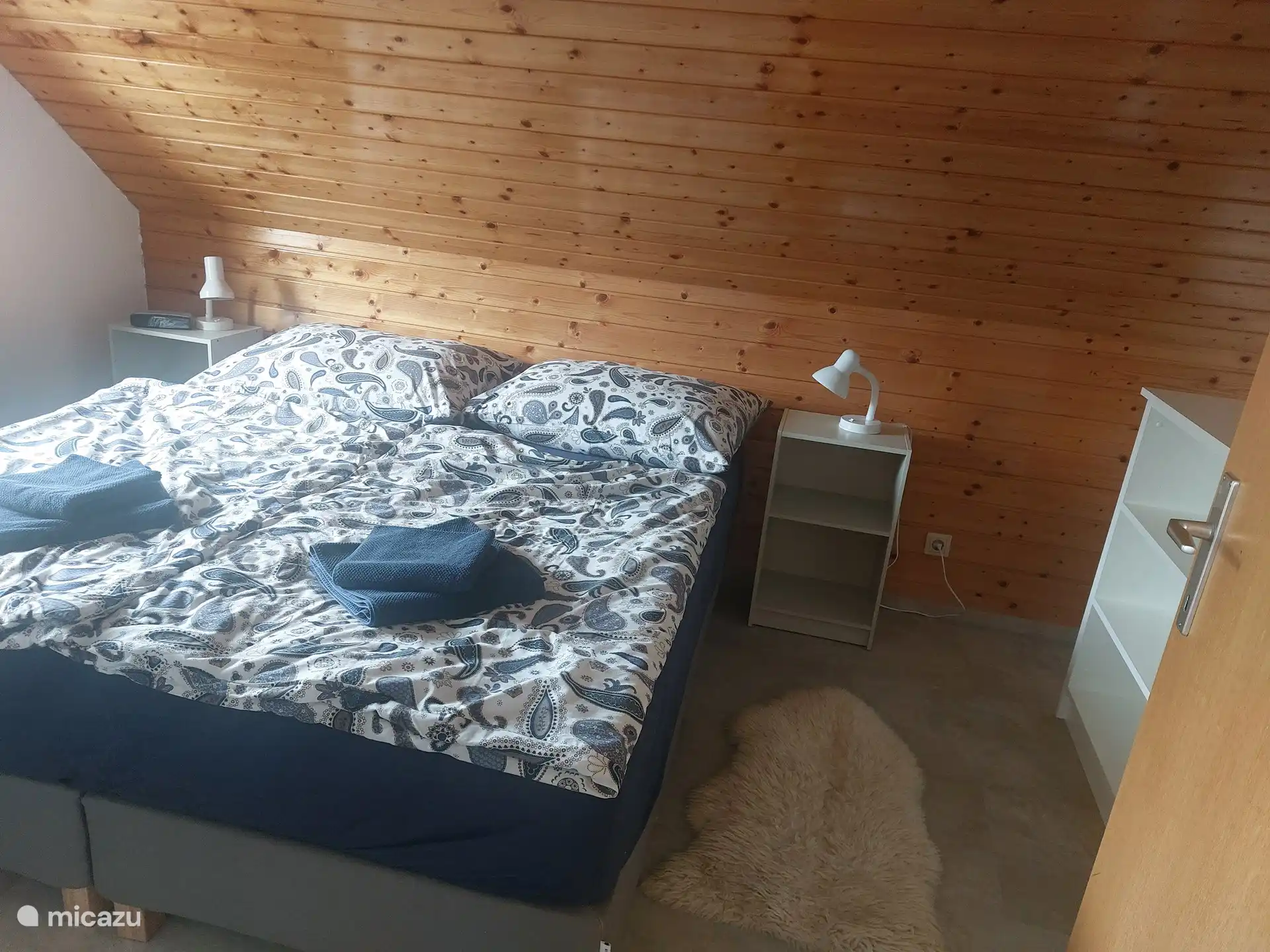Dormitorio con cama doble grande (180x200 cm), armario y aire acondicionado.