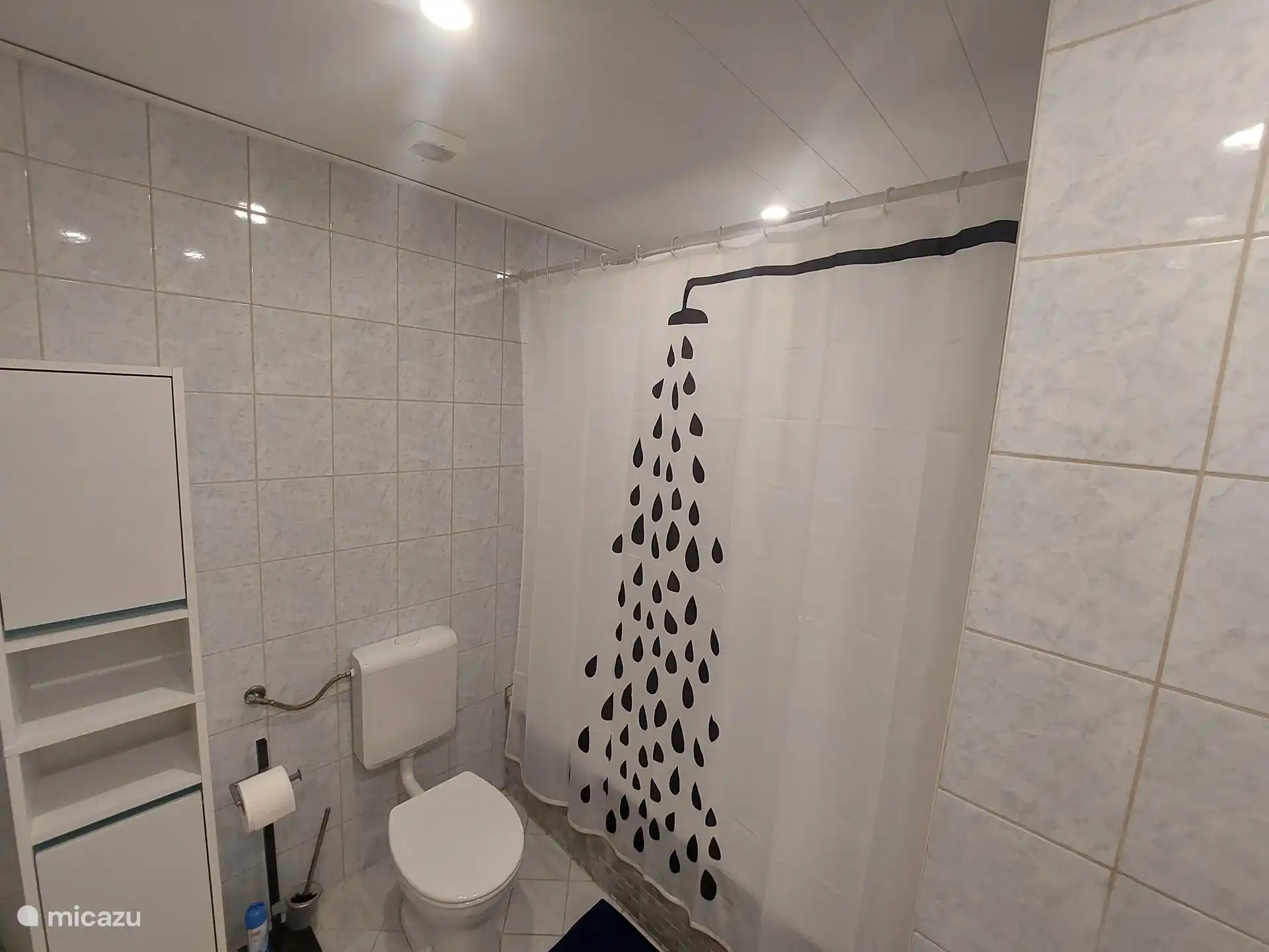 Cuarto de baño totalmente equipado con bañera/ducha