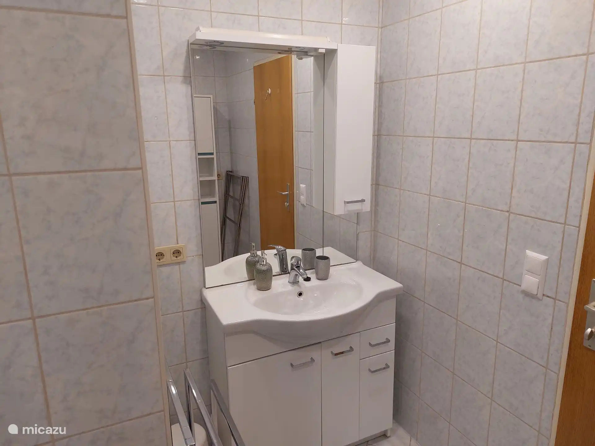 Cuarto de baño totalmente equipado con bañera/ducha