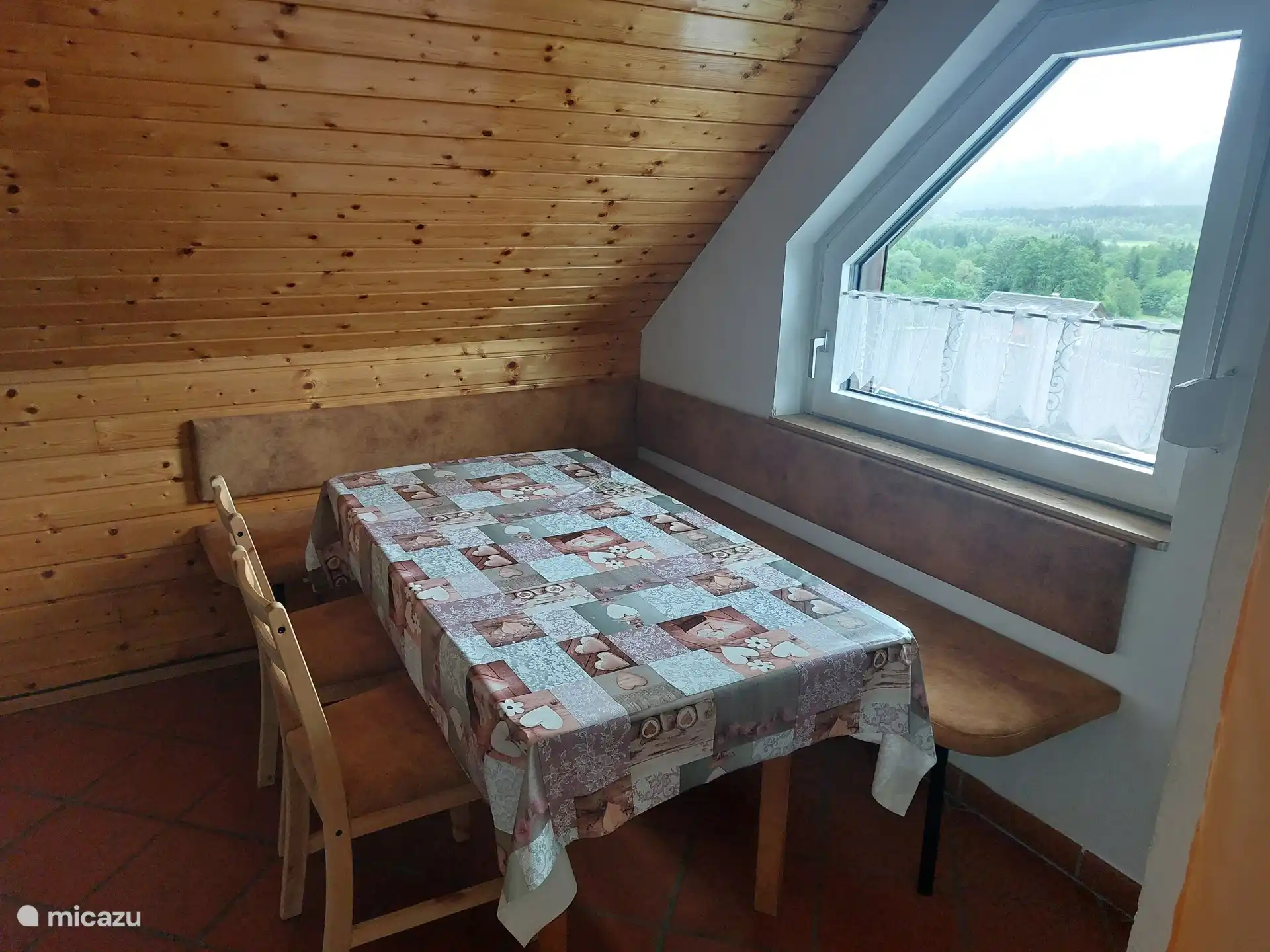 La zona de comedor con vistas a las montañas