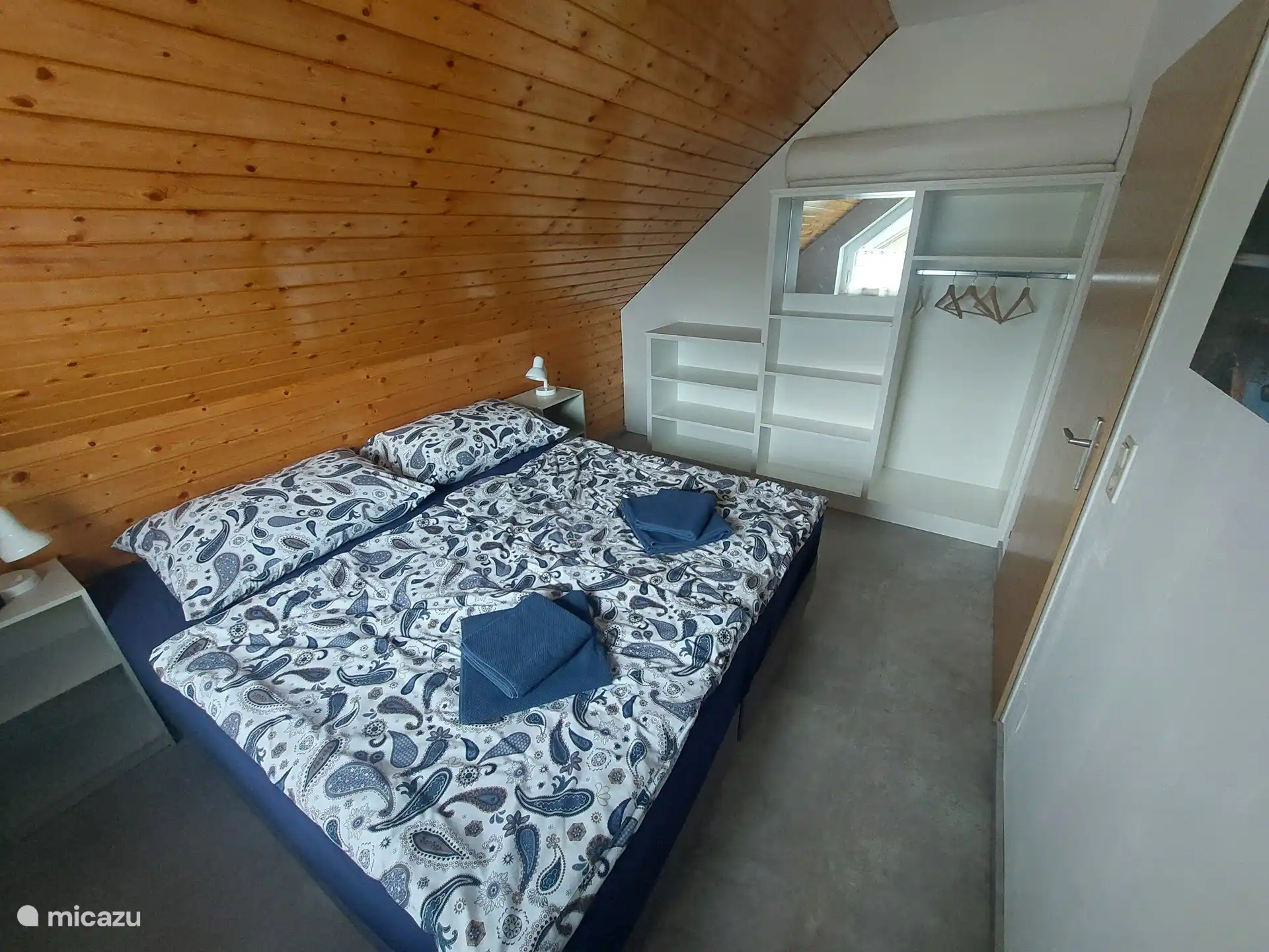 Dormitorio con cama doble grande (180x200 cm), armario y aire acondicionado.