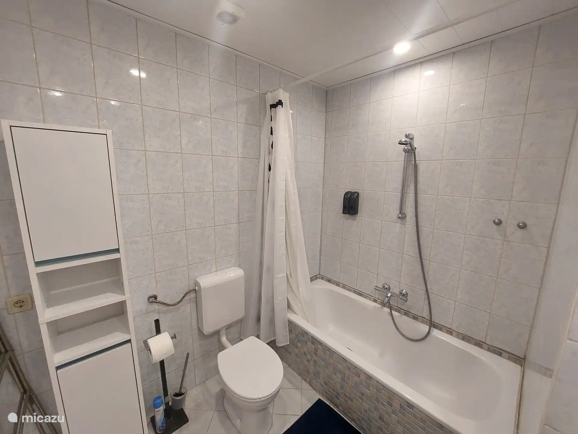 Cuarto de baño totalmente equipado con bañera/ducha