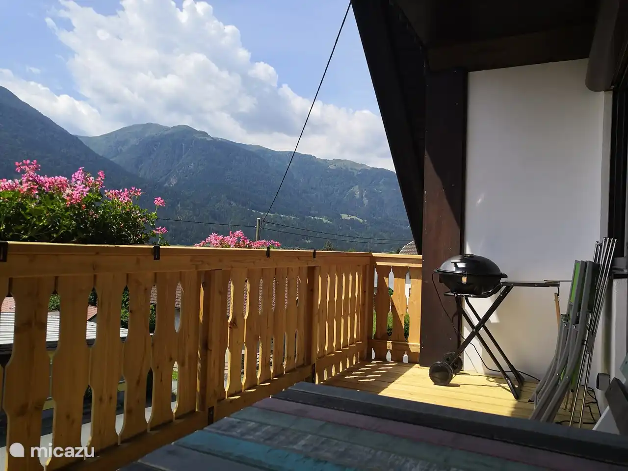 Balcón con parrilla eléctrica y hermosa vista