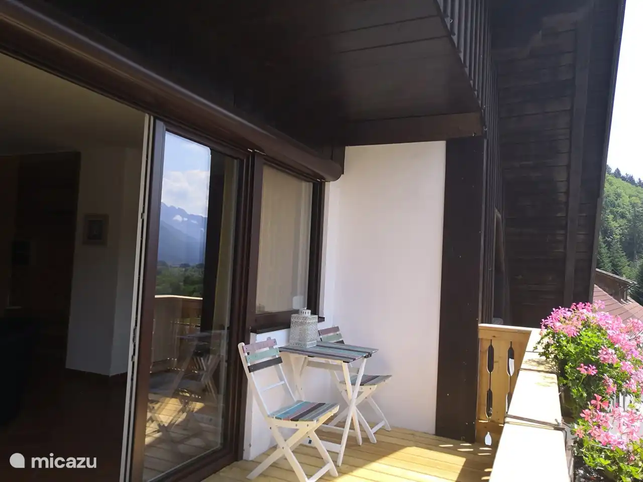 Desayuno relajado en el balcón.