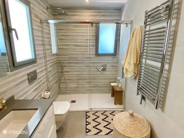 Chica Del Mar huren in Spanje, Costa Blanca, Benissa - villa Chica Del Mar - ensuite badkamer bij master bedroom