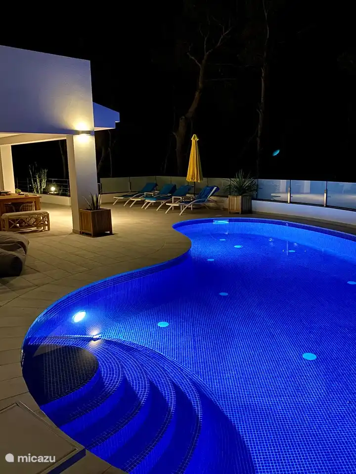 Chica Del Mar - Schwimmbad bei Nacht