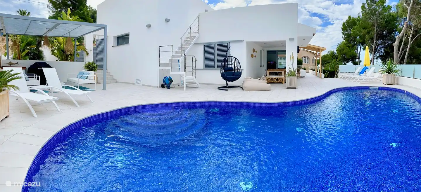 Chica Del Mar - Blick auf die Terrasse und den Pool