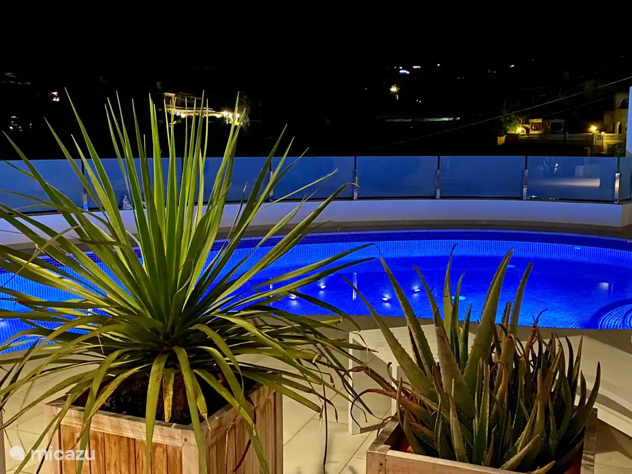 Chica Del Mar - Poolblick am Abend