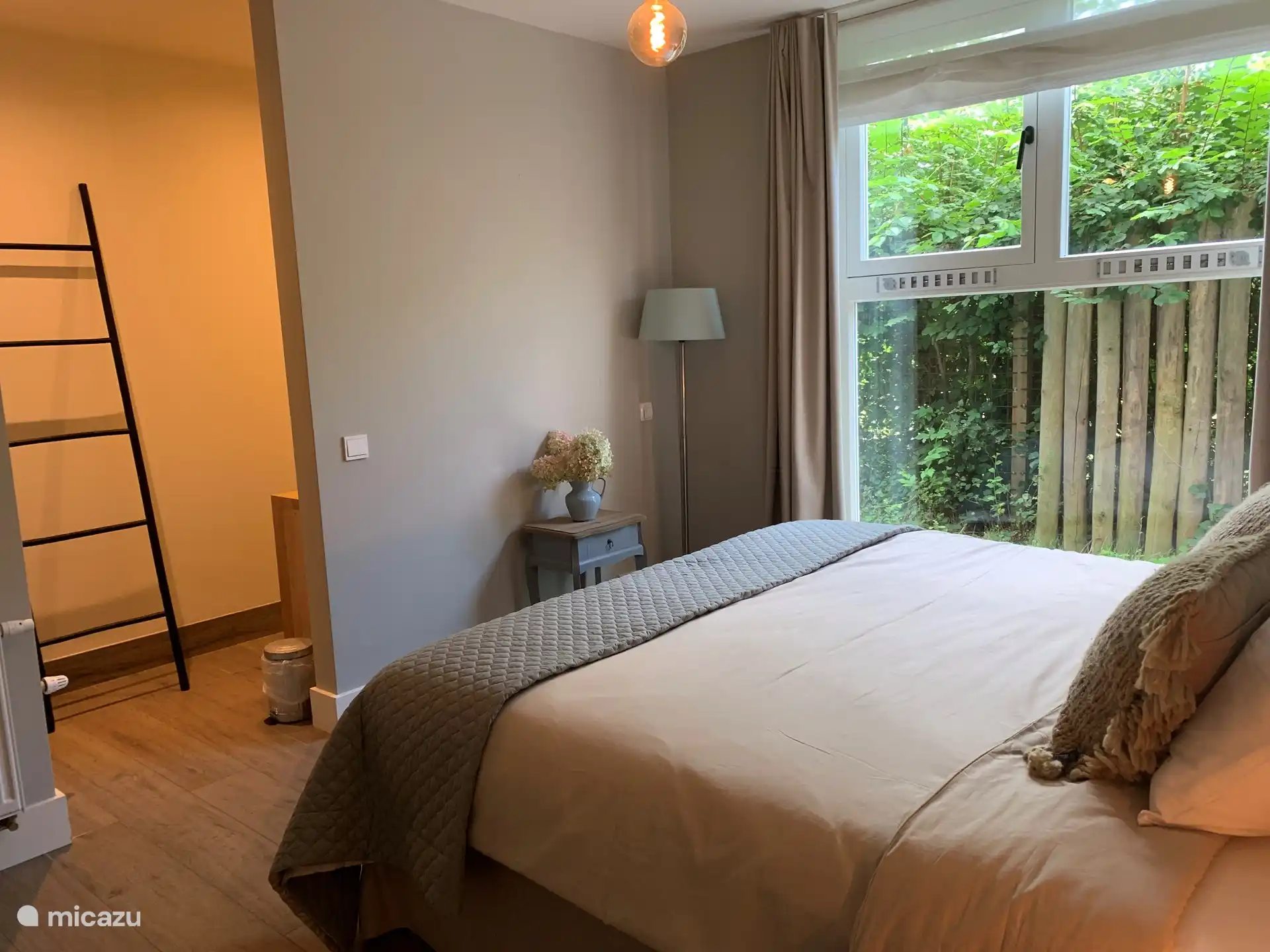 Schönes, sehr geräumiges Schlafzimmer mit eigenem Bad im Erdgeschoss! Schönes großes Doppelbett mit 2 Betten. (Schlafzimmer Nr. 1)