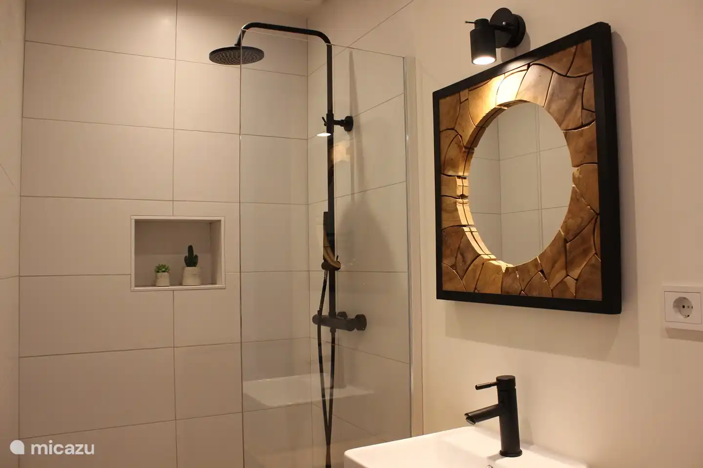 Bad mit geräumiger ebenerdiger Dusche und Waschbecken im Erdgeschoss