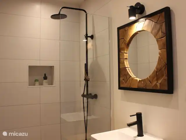 'De Oester' de Zuidhoek 5 | Pays-Bas, Zélande, Renesse - maison de vacances salle de bain attenante avec spacieuse douche à l'italienne et lavabo au rez-de-chaussée