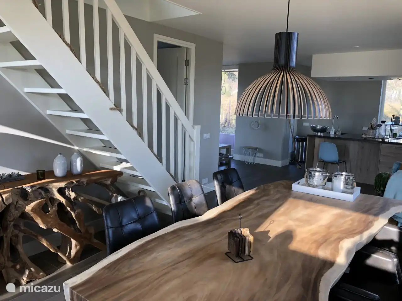 Das Haus ist wunderbar hell wegen der vielen Fenster und Schiebetüren