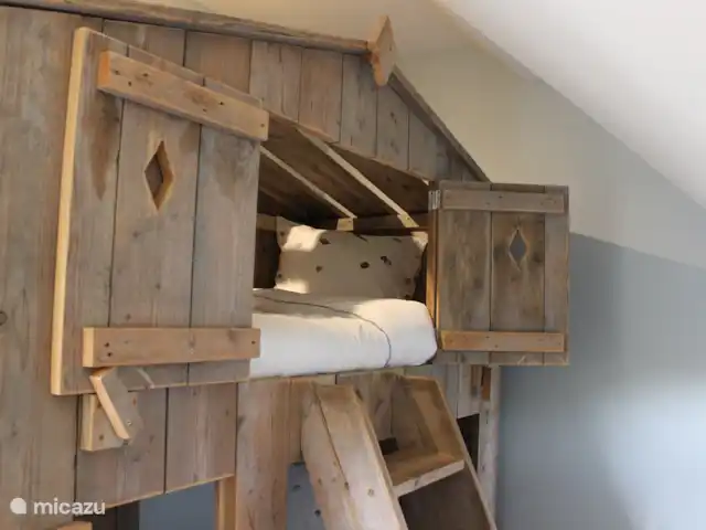 'De Oester' de Zuidhoek 5 | Pays-Bas, Zélande, Renesse - maison de vacances Super beau lit superposé en bois. Les enfants vont adorer ça !