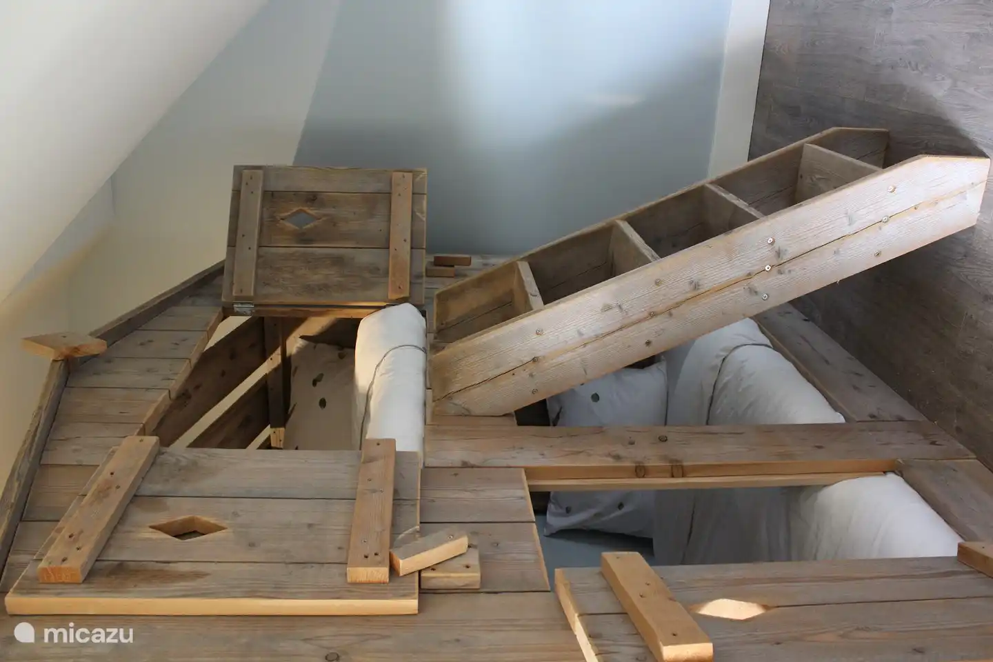 Super schönes Etagenbett aus Holz. Die Kinder werden das lieben!