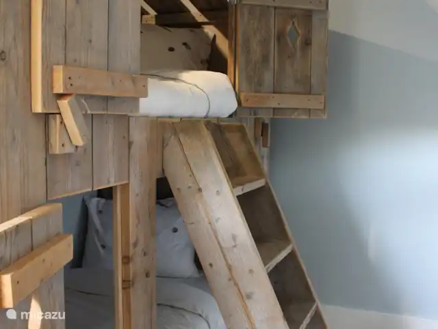 'De Oester' de Zuidhoek 5 | Pays-Bas, Zélande, Renesse - maison de vacances Super beau lit superposé en bois. Les enfants vont adorer ça ! (chambre n°2, 1er étage)