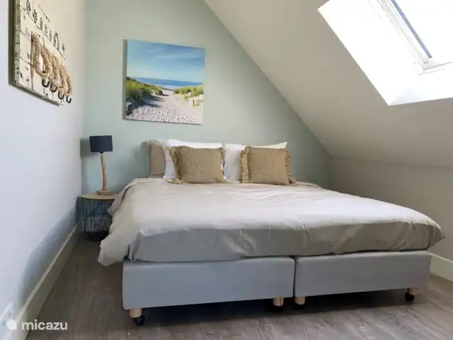 'De Oester' de Zuidhoek 5 | Pays-Bas, Zélande, Renesse - maison de vacances Chambre n°3, 1er étage.
Chambre très spacieuse, les lits peuvent être utilisés en 2 lits simples ou en lit double grâce au système de clic très pratique.